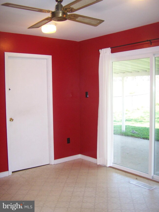 12108 Round Tree Ln, Bowie, MD 20715 - photo 4