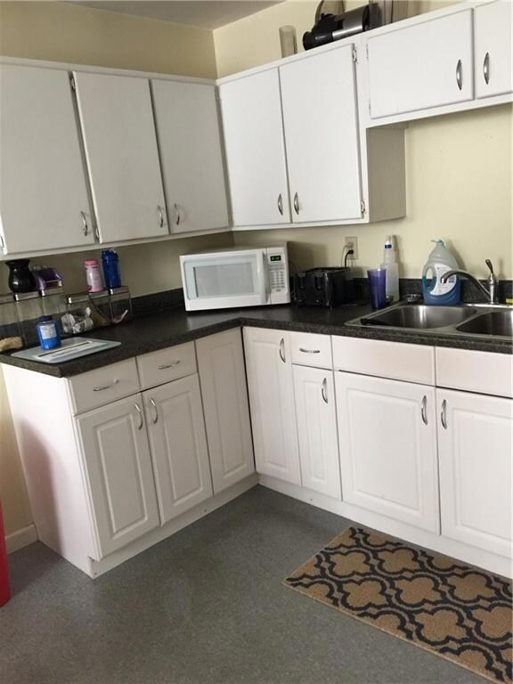 Nice kitchen with plenty of storage