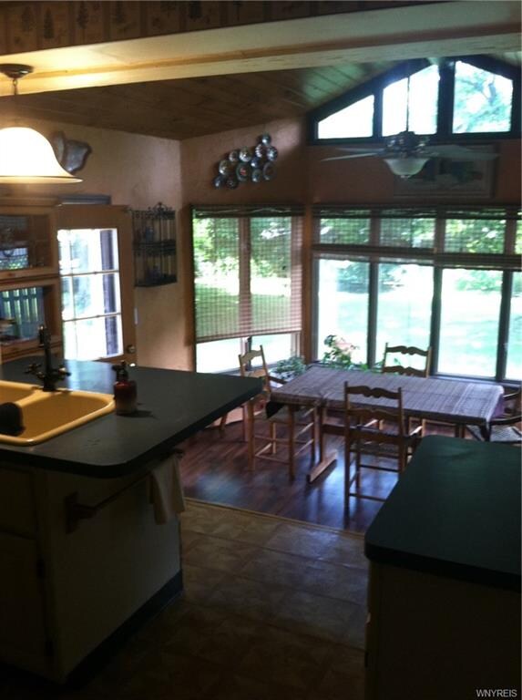 Vaulted Ceiling looks into spacious natural landsc