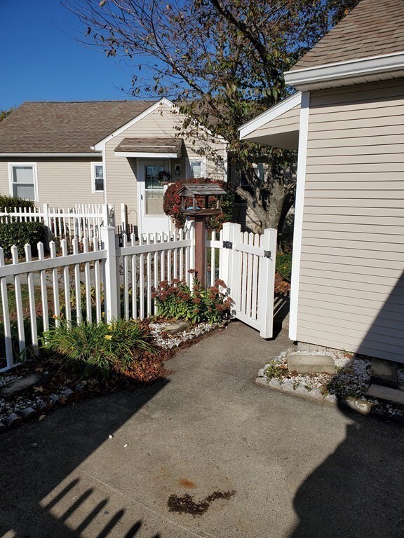 21 Mitchell Dr, Chicopee, MA 01022 - photo 4