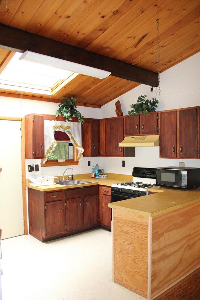 105 Tan Oak Ct, Milford, PA 18337 - photo 2