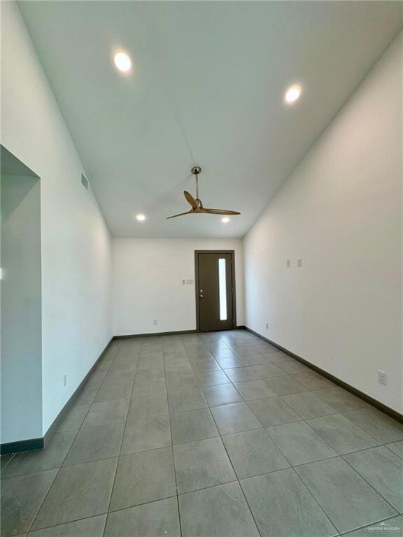 Tiled empty room with ceiling fan