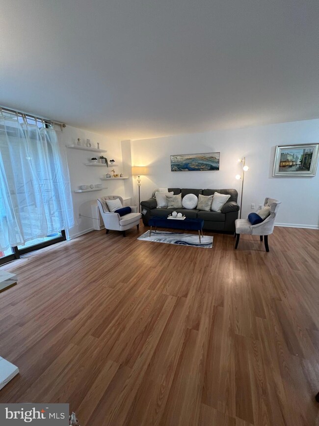 Woodlake Towers unit T15, Falls Church, VA 22044 - photo 2