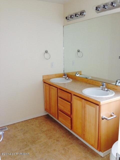 Master bath w/dual sinks