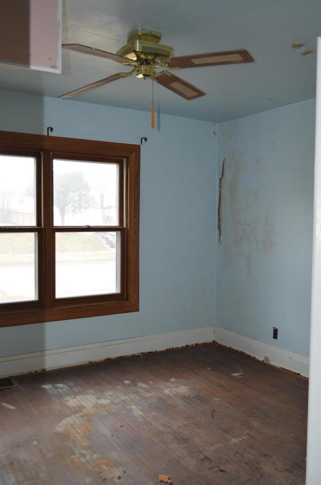 213 W 22nd St, Cedar Falls, IA 50613 - photo 7