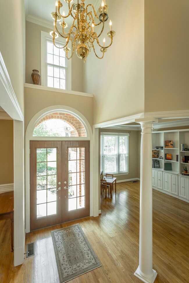 Dramatic 2 story foyer