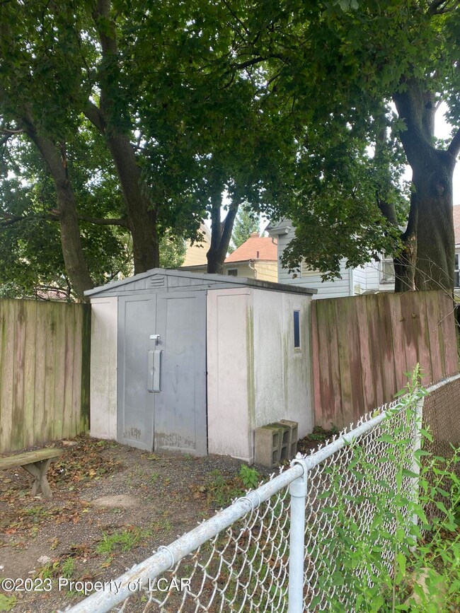 Fenced in yard & shed