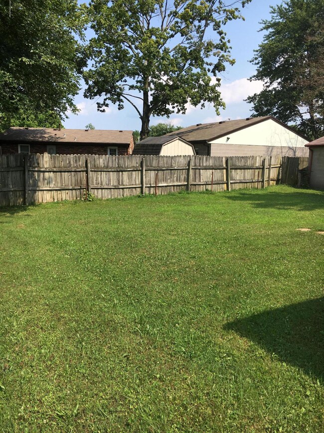 9109 Satinwood Ct, Louisville, KY 40229 - photo 2