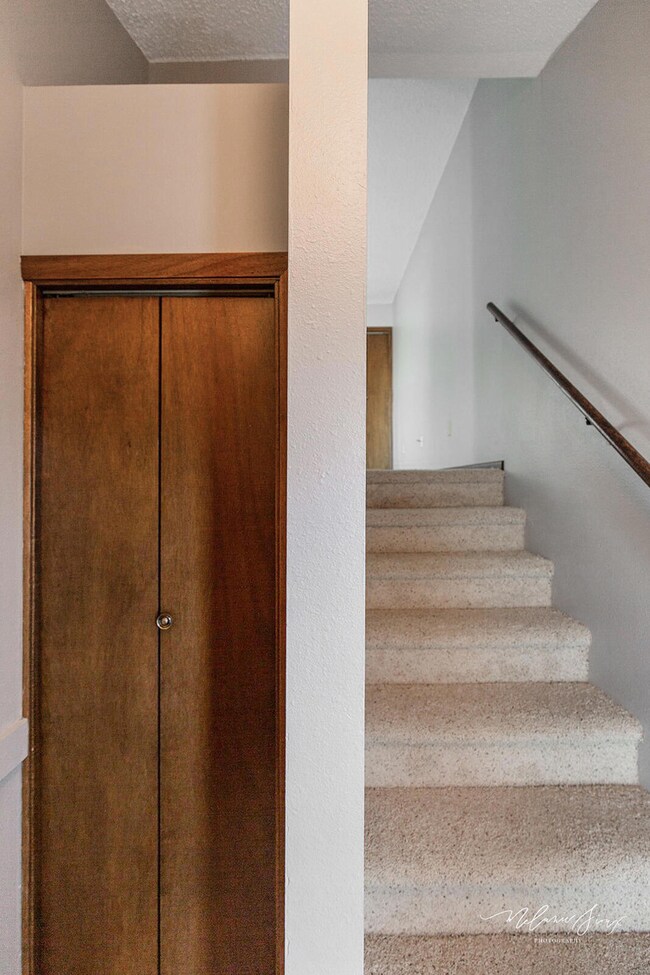 3737 entry staircase