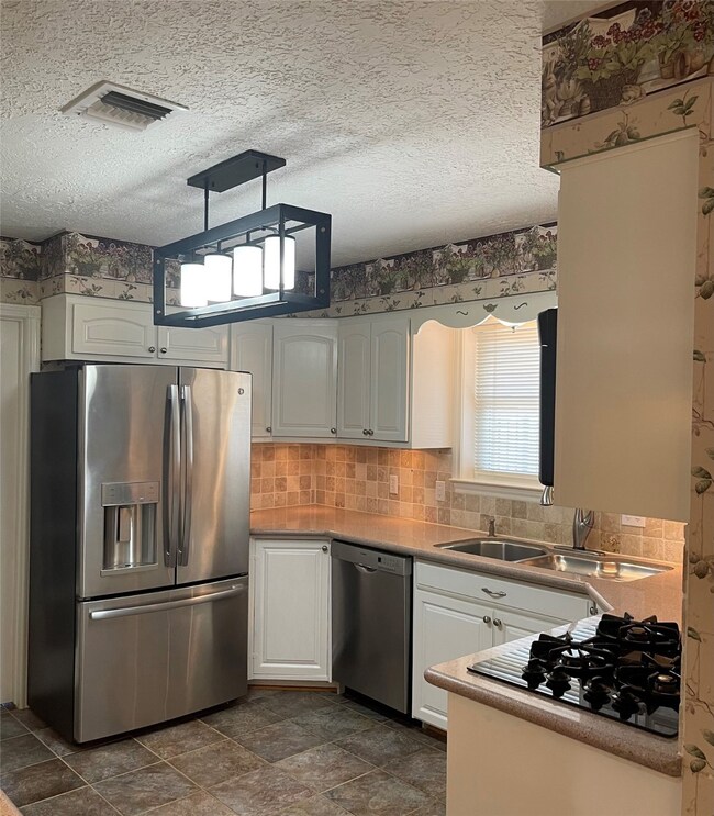 7546 Maple Tree Dr, Houston, TX 77088 - photo 2