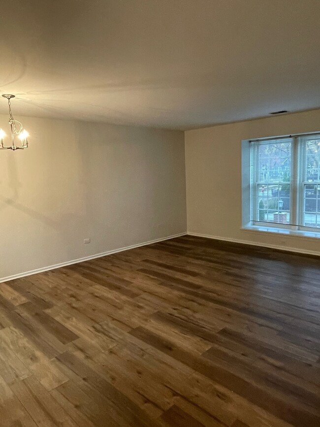 568 S Spring Rd unit 8, Elmhurst, IL 60126 - photo 2