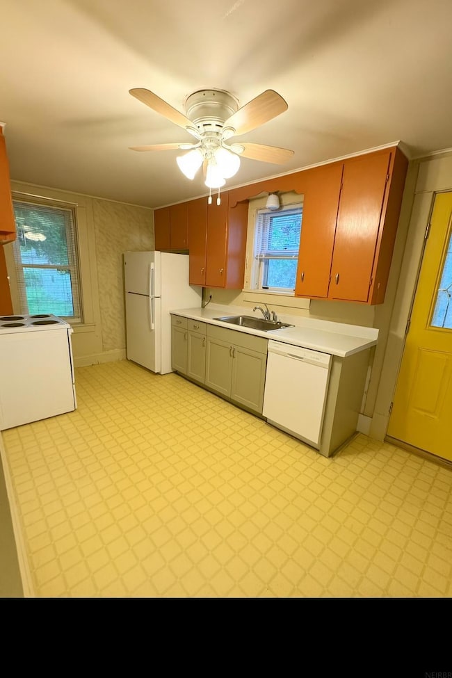 210 Park Ave, Strawberry Point, IA 52076 - photo 4