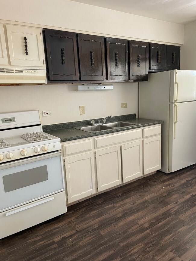 10364 Michael Todd Terrace unit 2W, Glenview, IL 60025 - photo 2