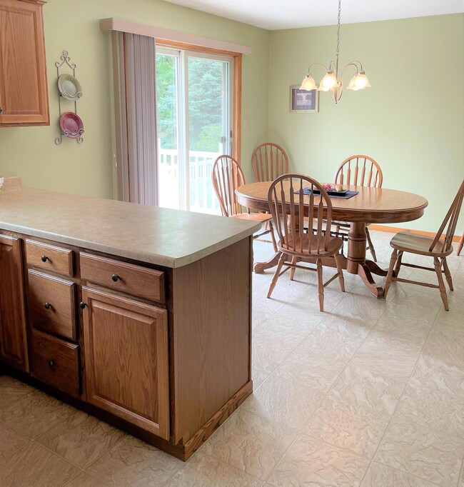 KITCHEN TO DINING AREA<|><|>