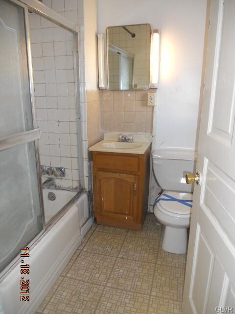 Full bathroom 1st floor