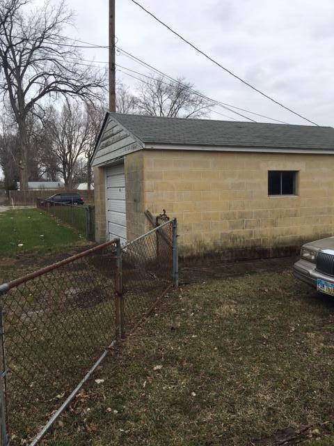 One car detached garage