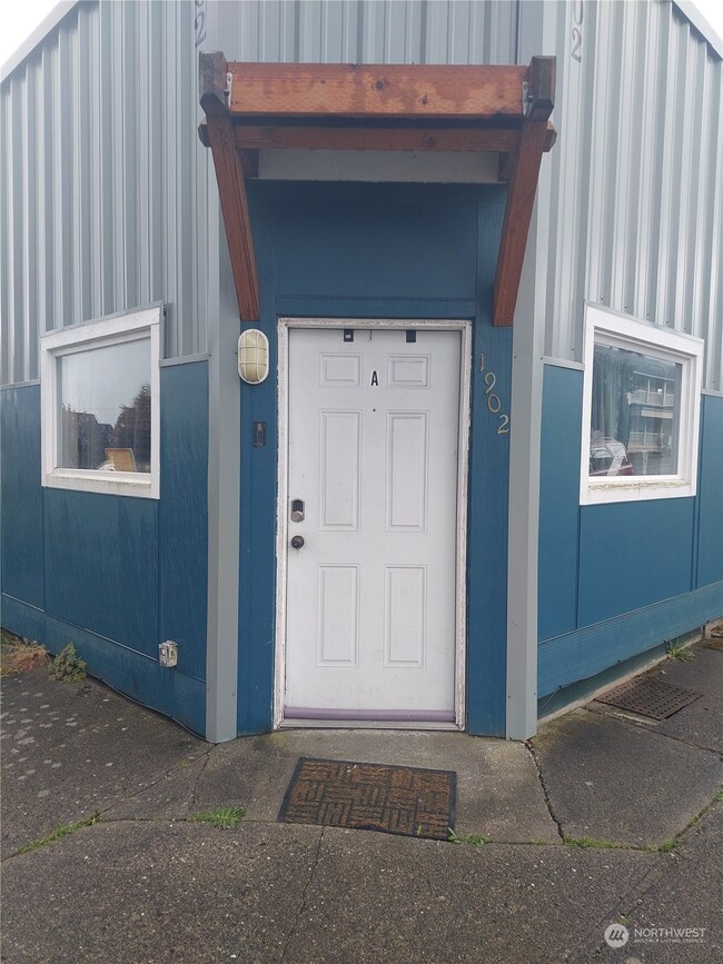 1902 Rockefeller Ave, Everett, WA 98201 - photo 4