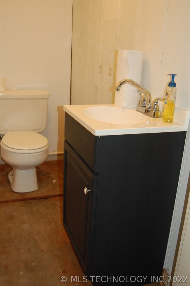 414 W Main St, Henryetta, OK 74437 - photo 6