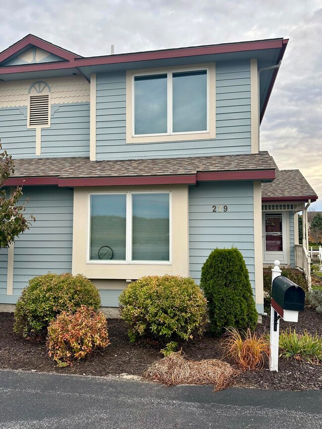 279 N Lakeshore Dr, Manistee, MI 49660 - photo 2