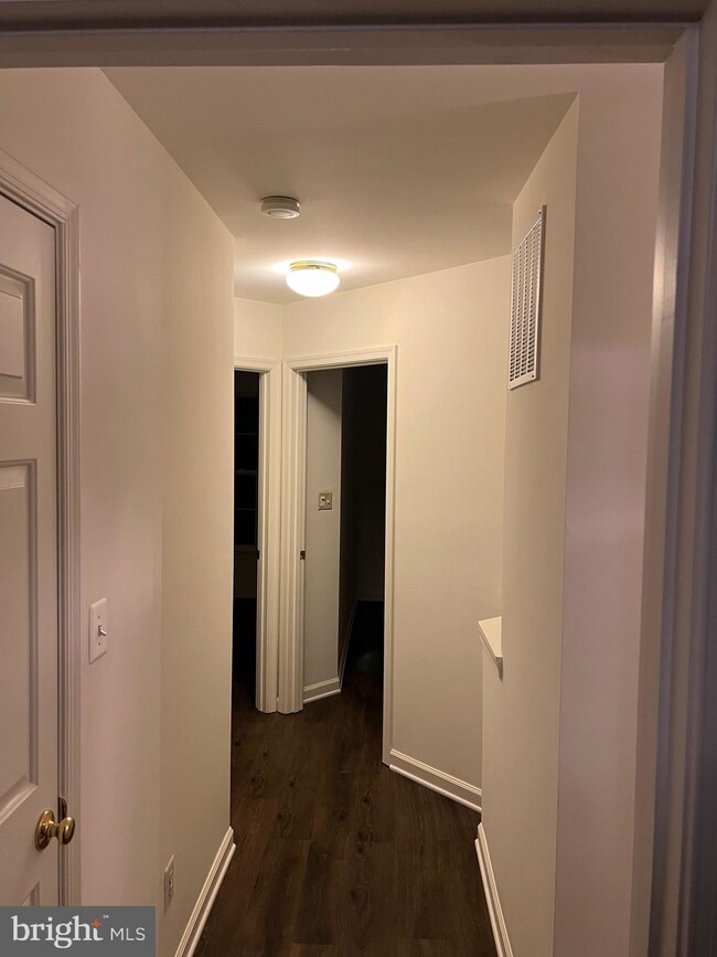 2548 Banshire Dr, Herndon, VA 20171 - photo 4