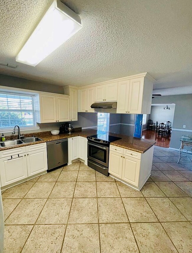 300 Forest Hills Dr, Douglas, GA 31535 - photo 5