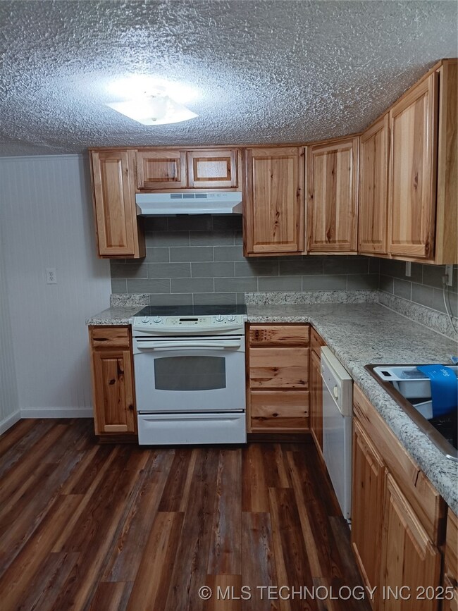 319 N Coo Y Yah St, Pryor, OK 74361 - photo 6