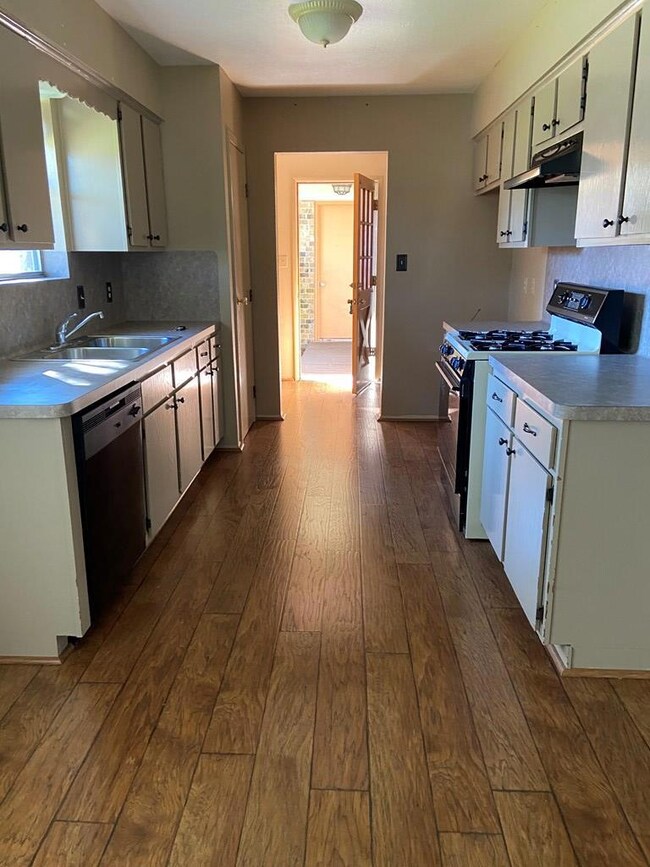 301 Ronald Ave, Bay City, TX 77414 - photo 7