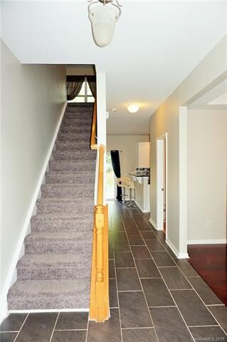 TILE FLOOR ENTRANCE / BRAND NEW CARPET / PERFECT!