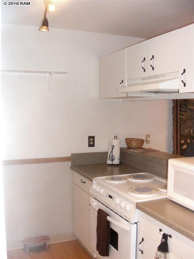 Adjustable halogen lighting fixture in the kitchen