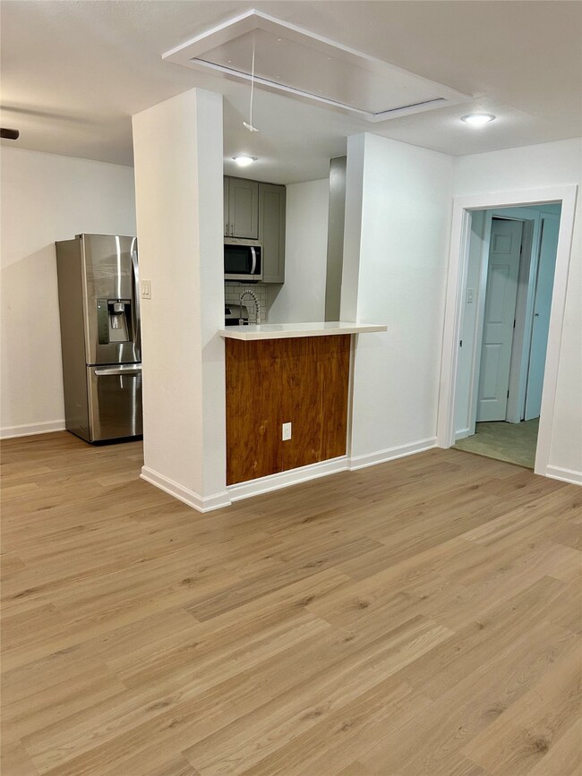 Bar style kitchen perfect for entertainment