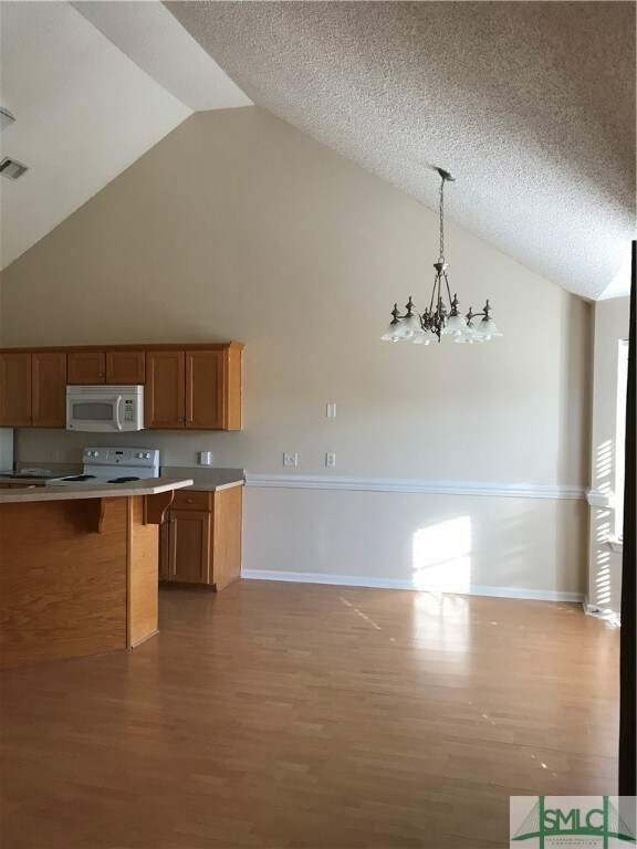 Eat-in-Kitchen with breakfast bar