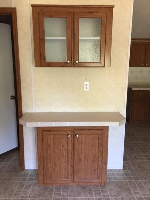 extra storage/bar area off of kitchen