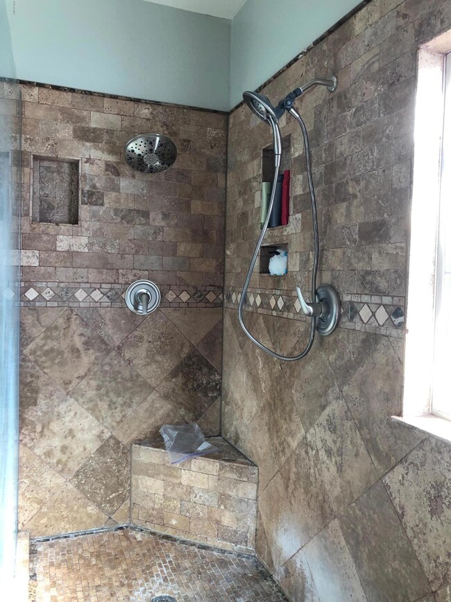 MASTER WALK-IN SHOWER