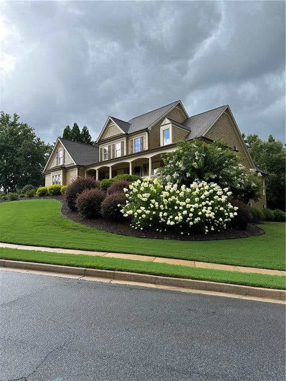 View of front facade featuring a professionally landscaped yard