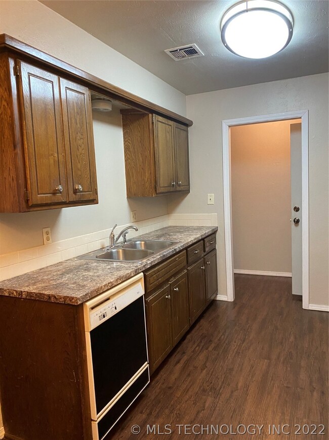 902 W 24th St, Ada, OK 74820 - photo 5