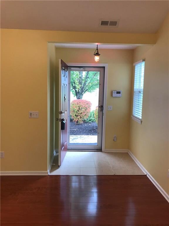 Foyer has Tile floor