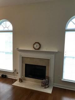 Working gas fireplace, hardly ever used, gas on and fireplace key available 