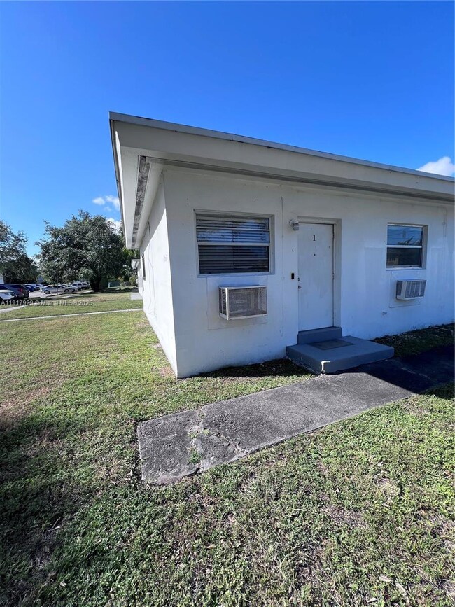 1995 NE 167th St unit 1, North Miami Beach, FL 33162 - photo 2