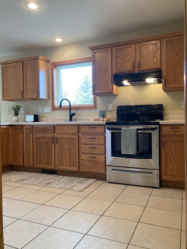 1701 Meadowview Ln, Little Chute, WI 54140 - photo 3