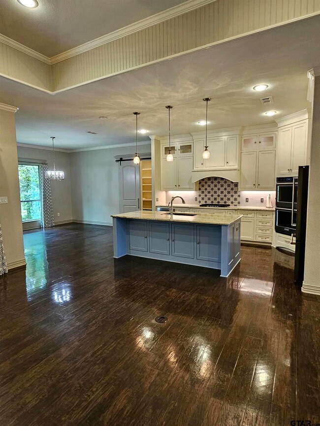 2106 2106 Hilltop Dr, Tyler, TX 75701 - photo 2