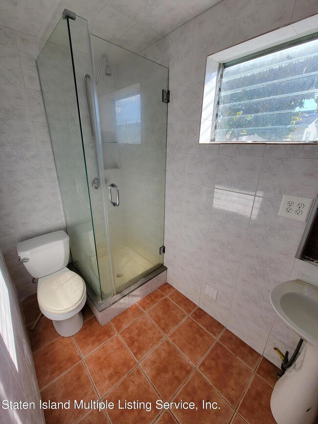 (7) MAIN FLOOR BATHROOM