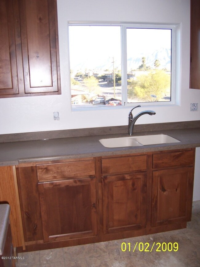 642 E Lester St unit 2, Tucson, AZ 85705 - photo 2