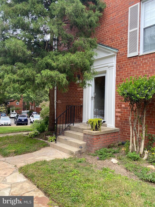 3251 Martha Custis Dr, Alexandria, VA 22302 - photo 2