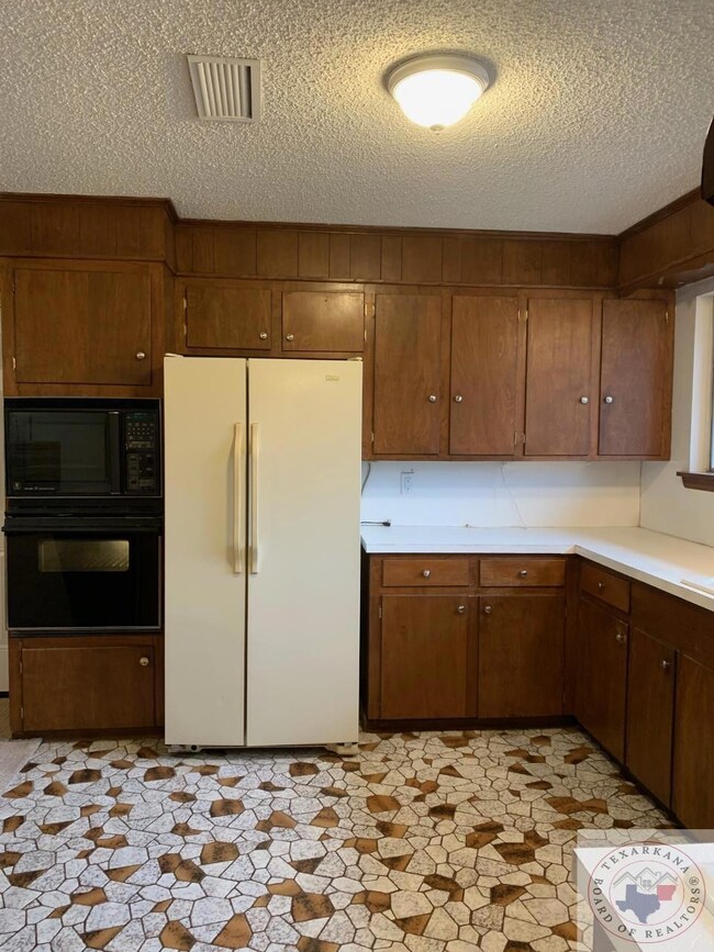 809 Redwater Rd, Wake Village, TX 75501 - photo 5