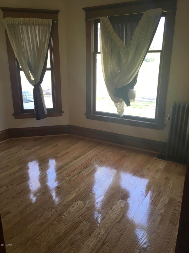 223 N Kalamazoo Ave, Marshall, MI 49068 - photo 5