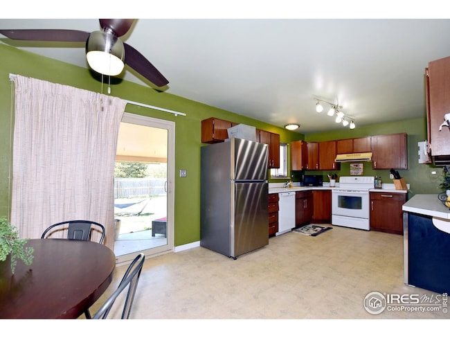 Room to move around in this Kitchen!