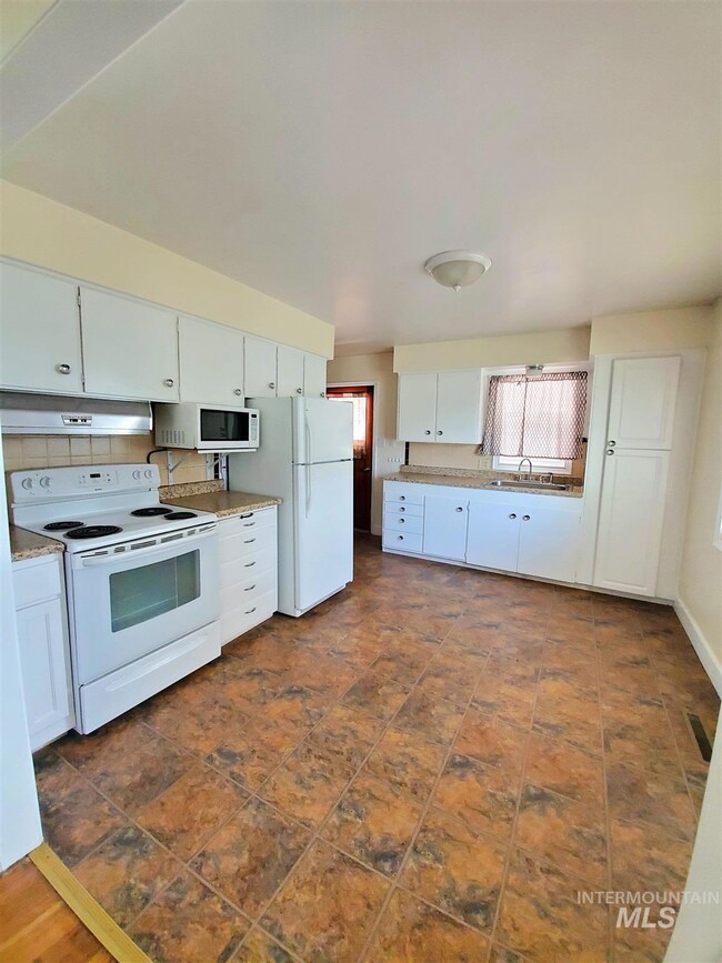 440 W 24th St, Burley, ID 83318 - photo 7