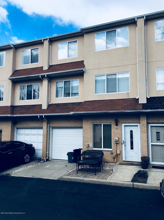 17 Sandywood Ln, Staten Island, NY 10309 - photo 2