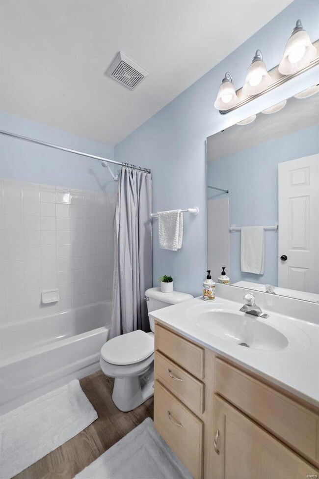 Full hallway bath.