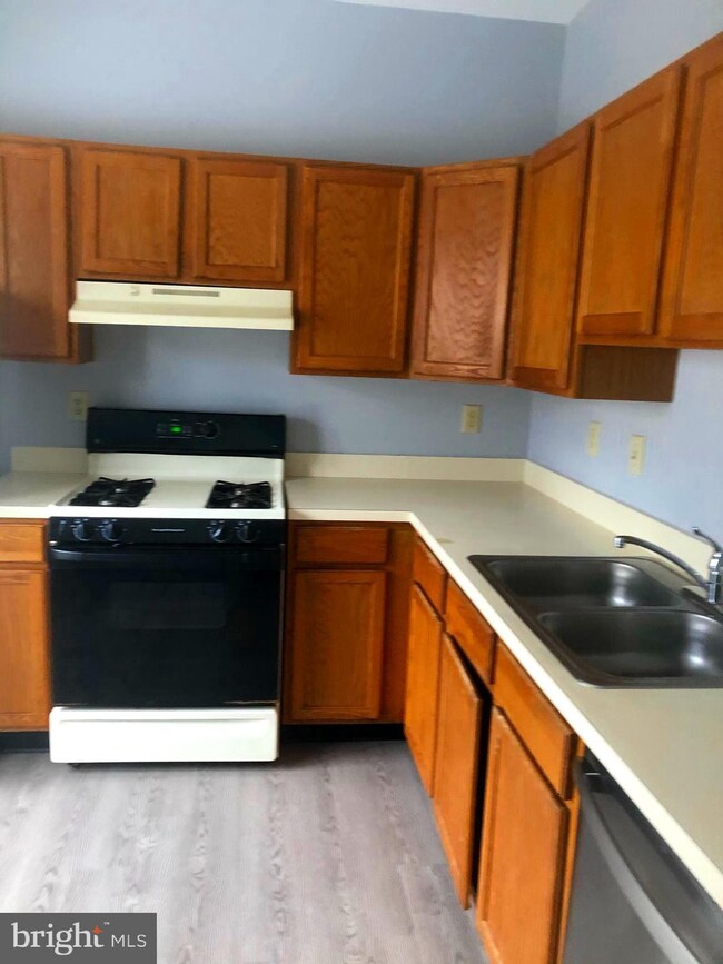 2000 Travis Point Ct, Odenton, MD 21113 - photo 2